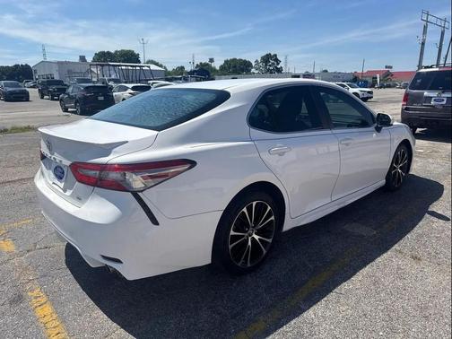Super White 2018 Toyota Camry
