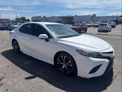 Super White 2018 Toyota Camry