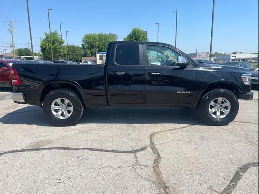 Diamond Black Crystal Pearlcoat 2019 RAM 1500 Laramie