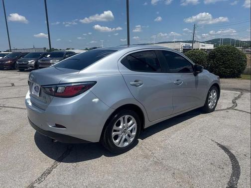 Chromium 2017 Toyota Yaris iA Base