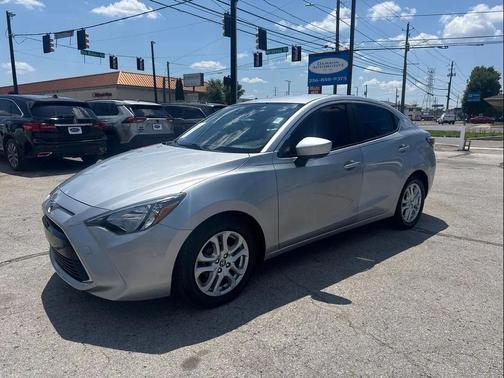 Chromium 2017 Toyota Yaris iA Base