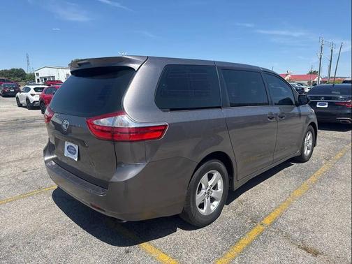 Predawn Gray Mica 2018 Toyota Sienna SE