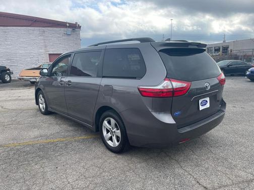 2018 Toyota Sienna LE