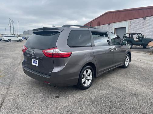 2018 Toyota Sienna LE