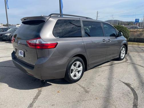 2018 Toyota Sienna LE
