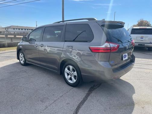 2018 Toyota Sienna LE