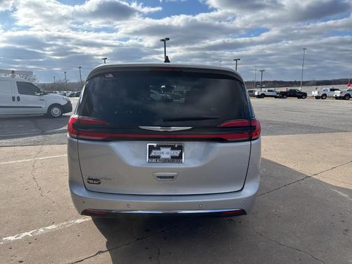 2024 Chrysler Pacifica Touring-L