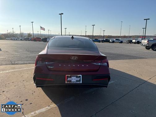 2024 Hyundai ELANTRA SE