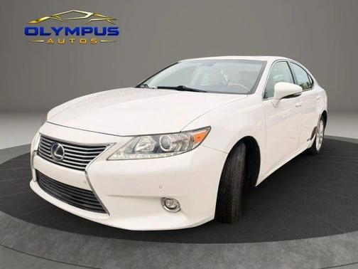 White 2015 Lexus ES 300h Base