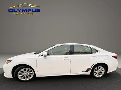 White 2015 Lexus ES 300h Base