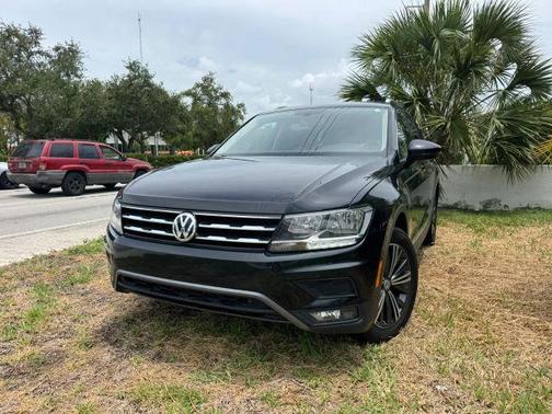 Deep Black Pearl Effect 2018 Volkswagen Tiguan 2.0T SEL SUV