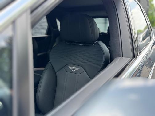 2025 Bentley Bentayga V8