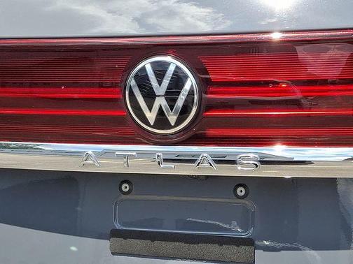 Pure Gray 2025 Volkswagen Atlas 2.0T SE