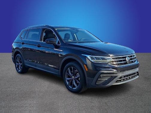 Deep Black Pearl Effect 2023 Volkswagen Tiguan 2.0T SE