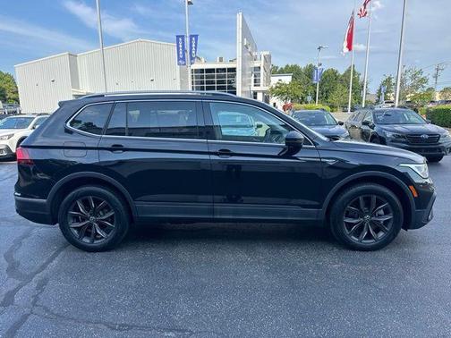 Deep Black Pearl Effect 2023 Volkswagen Tiguan 2.0T SE