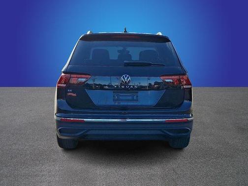 Deep Black Pearl Effect 2023 Volkswagen Tiguan 2.0T SE