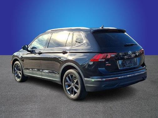 Deep Black Pearl Effect 2023 Volkswagen Tiguan 2.0T SE