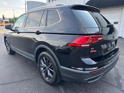 Deep Black Pearl Effect 2023 Volkswagen Tiguan 2.0T SE