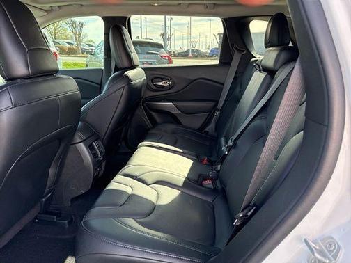 Bright White Clearcoat 2022 Jeep Cherokee Latitude Lux