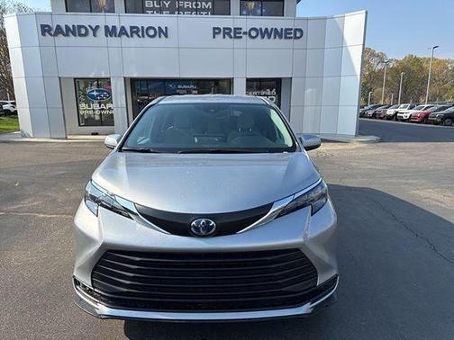 2025 Toyota Sienna LE