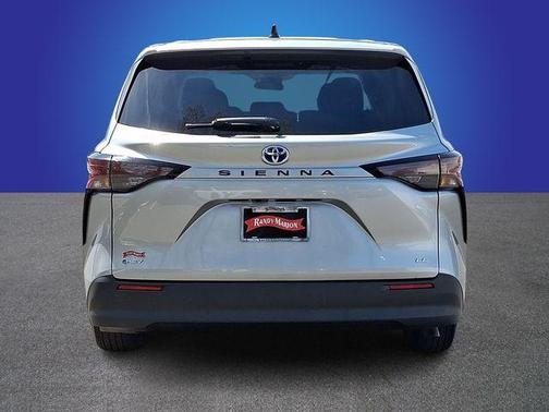 2025 Toyota Sienna LE