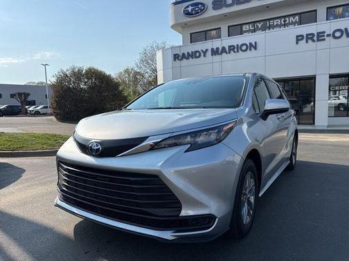 2025 Toyota Sienna LE