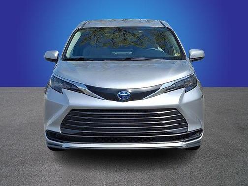 2025 Toyota Sienna LE