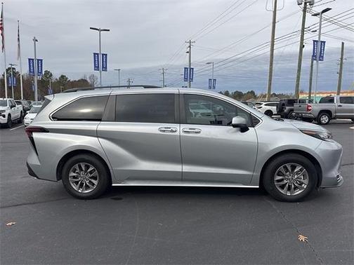 2023 Toyota Sienna XLE