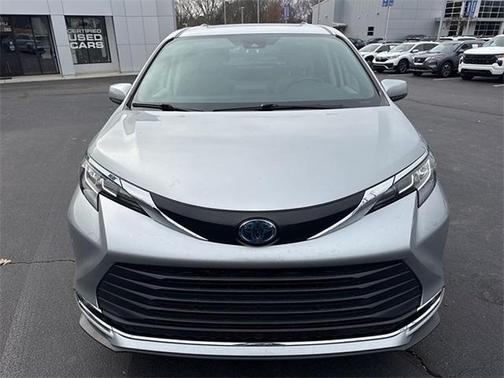 2023 Toyota Sienna XLE