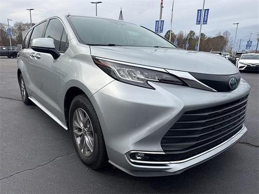 2023 Toyota Sienna XLE