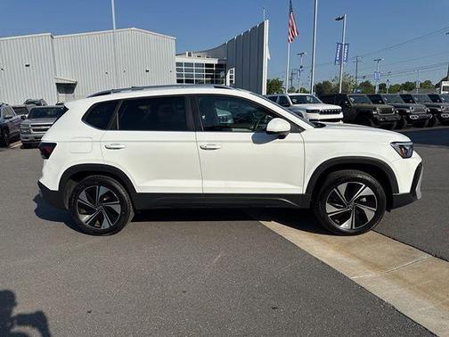 Pure White 2025 Volkswagen Taos 1.5T SE