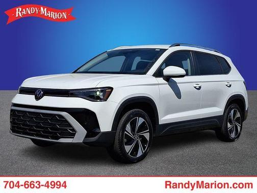 Pure White 2025 Volkswagen Taos 1.5T SE