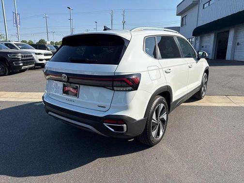 Pure White 2025 Volkswagen Taos 1.5T SE