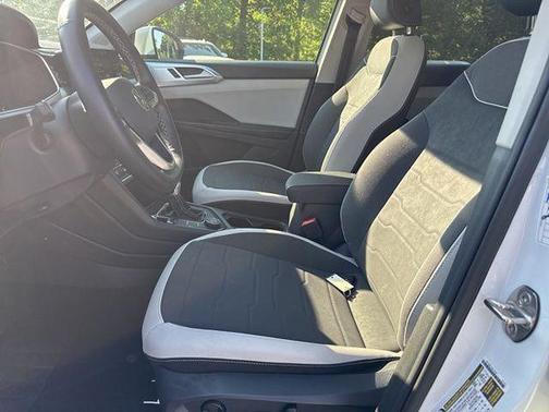 Pure White 2025 Volkswagen Taos 1.5T SE