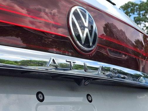 Pure White 2025 Volkswagen Atlas 2.0T SE