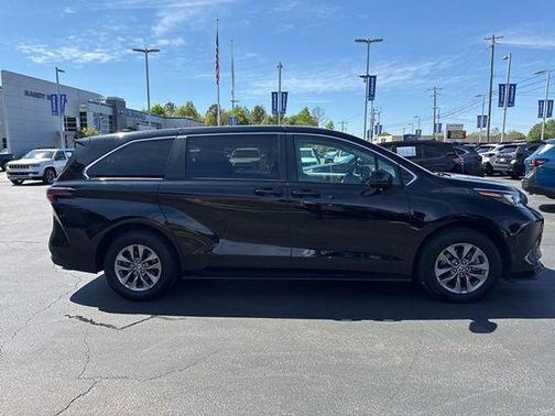 2024 Toyota Sienna LE