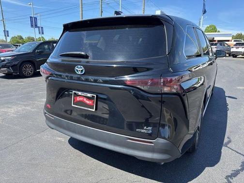 2024 Toyota Sienna LE
