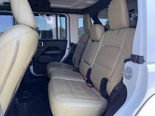 Bright White Clearcoat 2019 Jeep Wrangler Unlimited Sahara
