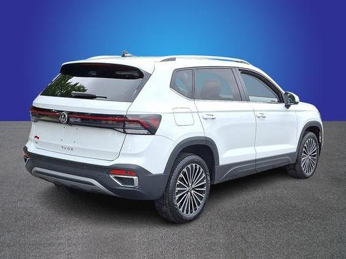 Pure White 2025 Volkswagen Taos 1.5T SE