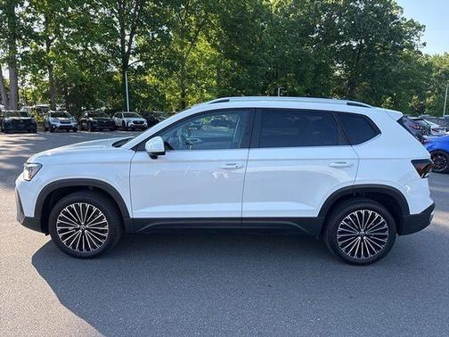 Pure White 2025 Volkswagen Taos 1.5T SE