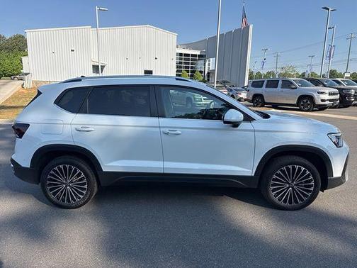 Pure White 2025 Volkswagen Taos 1.5T SE