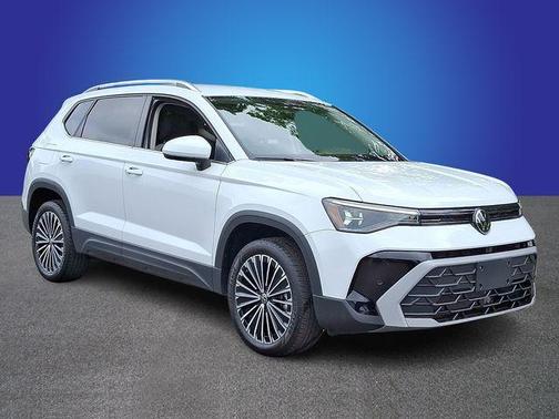 Pure White 2025 Volkswagen Taos 1.5T SE