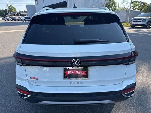 Pure White 2025 Volkswagen Taos 1.5T SE