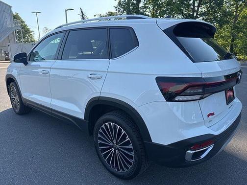 Pure White 2025 Volkswagen Taos 1.5T SE