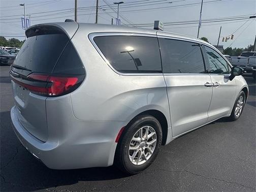 2024 Chrysler Pacifica Touring-L