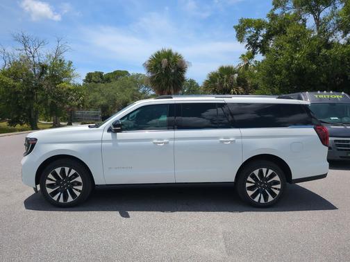 Star White Metallic Tri-Coat 2026 Ford Expedition Max Platinum