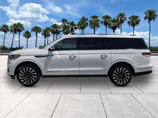 Pristine White Metallic Tri-Coat 2022 Lincoln Navigator Black Label