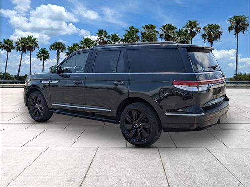 MANHATTAN GREEN MET PC 2024 Lincoln Navigator Black Label