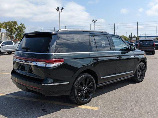 MANHATTAN GREEN MET PC 2024 Lincoln Navigator Black Label