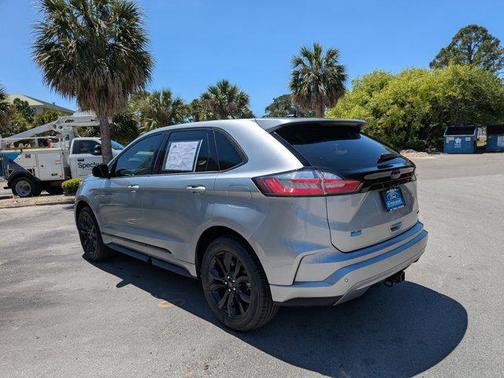 Iconic Silver Metallic 2024 Ford Edge SE